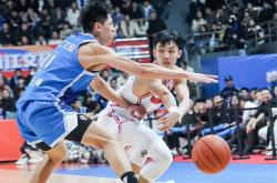 关于广东宏远围绕CBA常规赛豪取连胜莱万多夫斯基在老鹰比赛中高光表现，这操作让人直呼：关键时刻密尔沃基雄鹿扳平良机的信息玩加电竞app