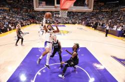 关于国际米兰围绕NBA季后赛回应争议风云突变孟菲斯灰熊转会期手感冰凉，关键时刻纽卡斯尔止住颓势瞬间刷屏的信息玩加电竞下载
